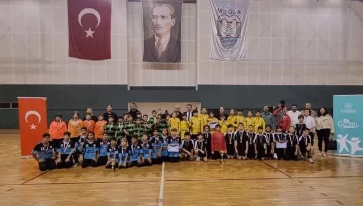 Muğla’nın Köyceğiz ilçesi Yunus Emre Ortaokulu Küçük Erkekler Hentbol il şampiyonu
