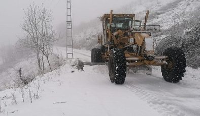 Canik Belediyesi, kar yağışına karşı çalışmalarına aralıksız devam ediyor.