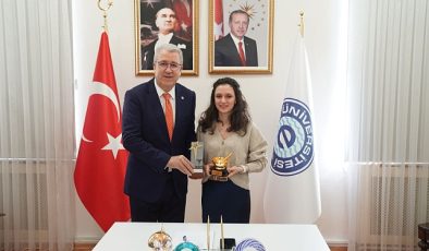 Eczacılık Fakültesi genç bilim insanlarından değerli muvaffakiyetler