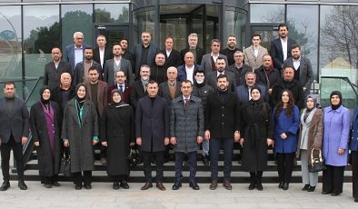 AK Parti Derince Belediye Lider Adayı İbrahim Sevimli, meclis üyesi aday adayları ile bir ortaya gelerek istişarede bulundu