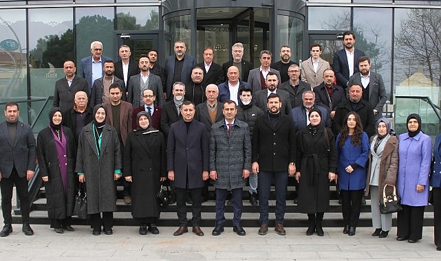 AK Parti Derince Belediye Lider Adayı İbrahim Sevimli, meclis üyesi aday adayları ile bir ortaya gelerek istişarede bulundu