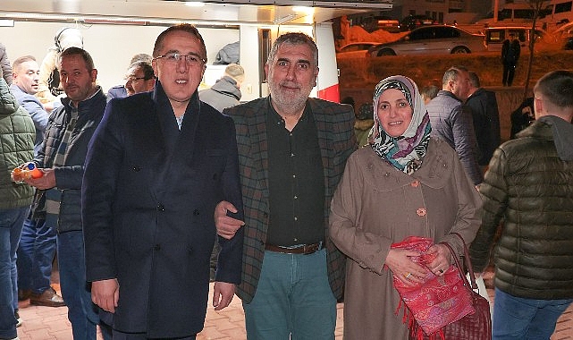 AK Parti Nevşehir Belediye Lider Adayı Dr. Mehmet Savran, Berat Kandili münasebetiyle vatandaşlara lokma ve meyve suyu ikramında bulunarak kandillerini kutladı