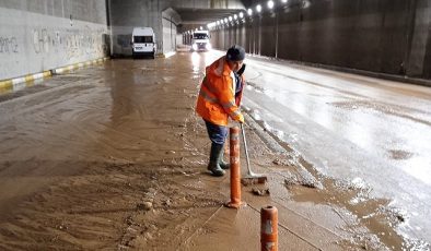 Antalya Büyükşehir Belediyesi, yaşanan sel felaketinin akabinde yaraları sarmaya devam ediyor