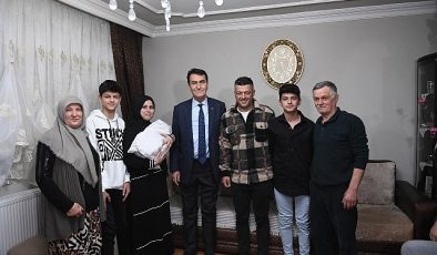 Bebeğin kulağına birinci ezanı Lider Dündar okudu