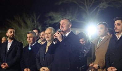 Büyükakın gençlerin coşkusuna ortak oldu: “Bir şarkısınız siz”