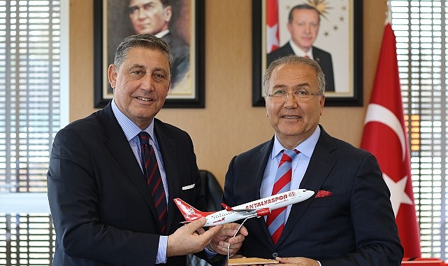 Corendon Turizm Kümesi Kurucu Ortağı Yıldıray Karaer, Türkiye Tenis Federasyonu Lideri Cengiz Durmuş’u ziyaret etti