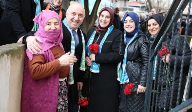 Darıca Belediye Lideri ve Cumhur İttifakı Darıca Belediye Lider Adayı Muzaffer Bıyık, Kazım Karabekir Mahallesi’nde sokak sokak vatandaşlara karanfil dağıtıp hasbihal etti