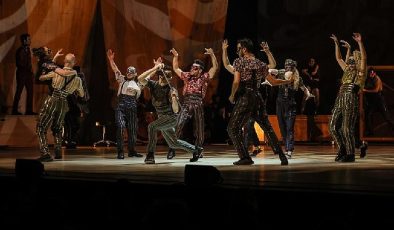 Dönemin argümanlı tiyatro oyunu “Aşık Shakespeare”, zelzeleden etkilenen TOÇEV çocuklarına Umut ışığı oldu