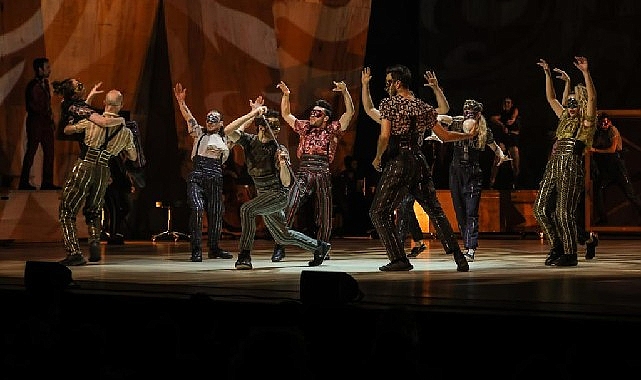 Dönemin argümanlı tiyatro oyunu “Aşık Shakespeare”, zelzeleden etkilenen TOÇEV çocuklarına Umut ışığı oldu