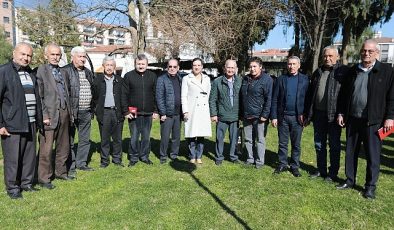 Efes Selçuk Belediye Lideri Filiz Ceritoğlu Sengel çalışma periyodunda kendisine eşlik eden muhtarlarla bir ortaya geldi