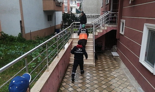 Gölcük Belediyesi atık toplama grubu, Piyalepaşa Mahallesi’nde çalışma yaptıkları sırada kendilerine sevgi dolu cümlelerle el sallayan minik kardeşleri ziyaret ederek sürpriz yaptılar