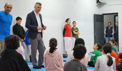 Gölcük Belediyesi tarafından tadilatı tamamlanarak yenilenen Düzağaç Kültür Merkezi’inde taekwondo dersleri başladı