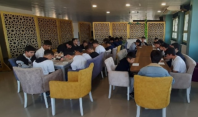 İzmir Vilayet Ulusal Eğitim Müdürlüğü Büyük Sarsıntının 1. Yıldönümünde de Depremzedelerin Yanında