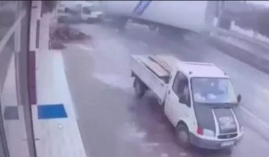 Karşı şeride geçen tır, servis minibüsüyle çarpıştı: 2 ölü, 12 yaralı, Feci kaza kamerada