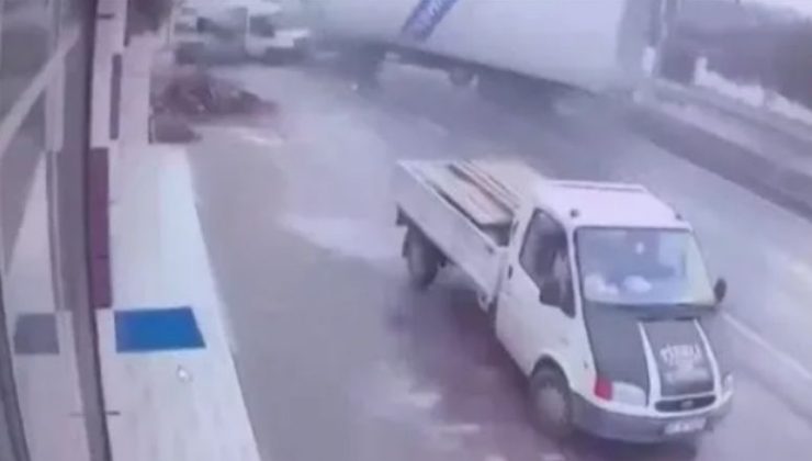 Karşı şeride geçen tır, servis minibüsüyle çarpıştı: 2 ölü, 12 yaralı, Feci kaza kamerada