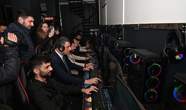 Lider Kocaman, gençlerle Counter Strike oynadı
