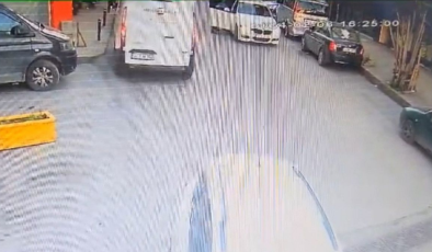 Motosikletli adama silahlı saldırı kamerada: Önünü kesip başından vurdular