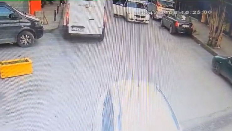 Motosikletli adama silahlı saldırı kamerada: Önünü kesip başından vurdular