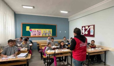 Muğla’da gönüllü gençler çocukları sanat ile buluşturdu
