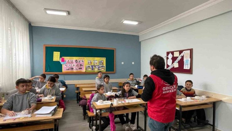 Muğla’da gönüllü gençler çocukları sanat ile buluşturdu