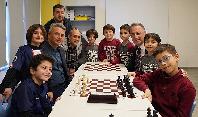 Beylikdüzü Belediye Lideri Mehmet Murat Çalık, satrançta Türkiye şampiyonu olan 4 sınıf öğrencisi Onur Hışır’ı okulunda ziyaret etti