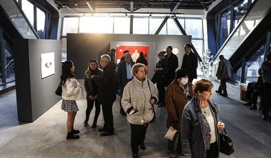 Çankaya Belediyesi Fikret Otyam Sanat Merkezi, Nihal Martlı’nın “Her Şey Yolunda” standına mesken sahipliği yapıyor. Stant, 7 Nisan’a kadar fiyatsız ziyaret edilebilecek