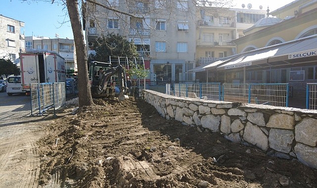 Efes Selçuk Belediyesi tarafından kentte yürütülen altyapı ve etraf düzenlemesi çalışmaları süratle devam ediyor