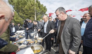 Lider Soyer Dede Bayırı Hayrı’nda lokma dağıttı