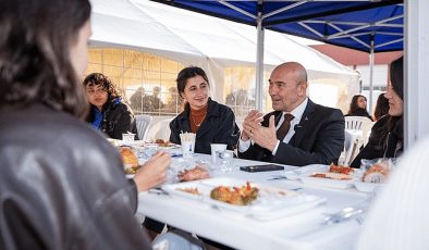 Lider Soyer öğrenci sofrasına konuk oldu