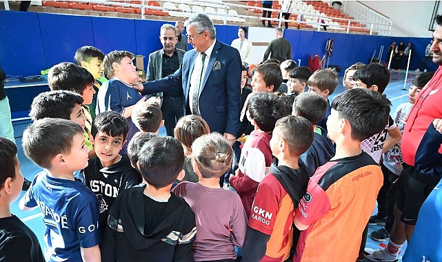 Lider Topaloğlu, Spor Salonu’nda öğrencileri ziyaret etti