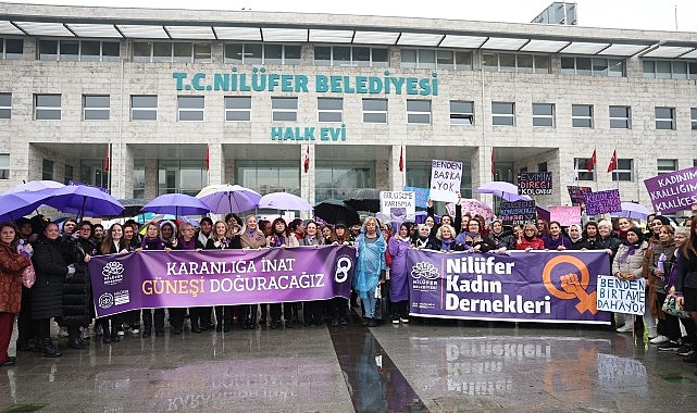 Nilüferli bayanlar 8 Mart’ta ‘Karanlığa İnat Güneşi Doğuracağız’ sloganıyla yürüdü