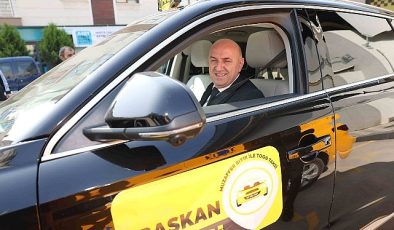TOGG Darıca’da Taksi Oldu, Lider Bıyık Vatandaşlara Sürpriz Yaptı: ‘Başkan Taksi’ ile vatandaşın nabzını tuttu