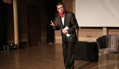 Ünlü sanatçı Cengiz Küçükayvaz’ın oynadığı ‘Bir Başarısızlık Hikayesi’ isimli tiyatro oyunu Kapadokya Kültür ve Sanat Merkezi’nde sahnelendi