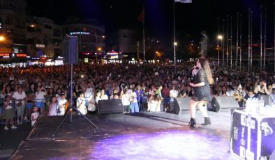 Marmaris 90’lı yılların aşk şarkılarıyla coştu