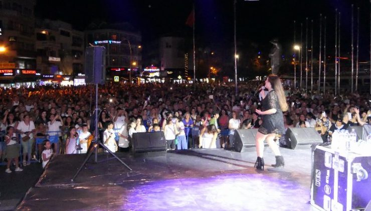 Marmaris 90’lı yılların aşk şarkılarıyla coştu