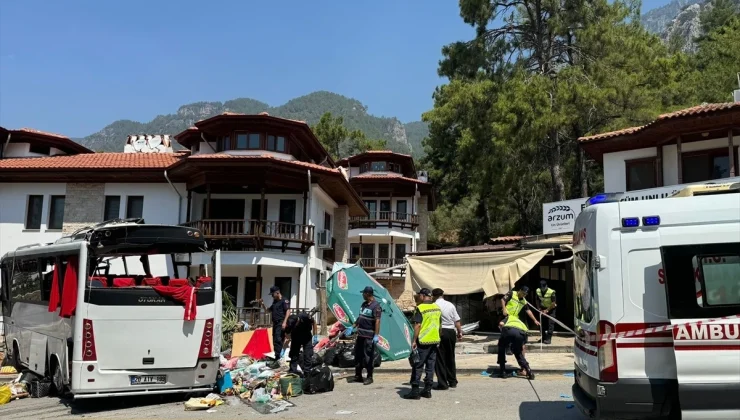 Muğla’da Tur Midibüsü Kazası: 1 Ölü, 32 Yaralı