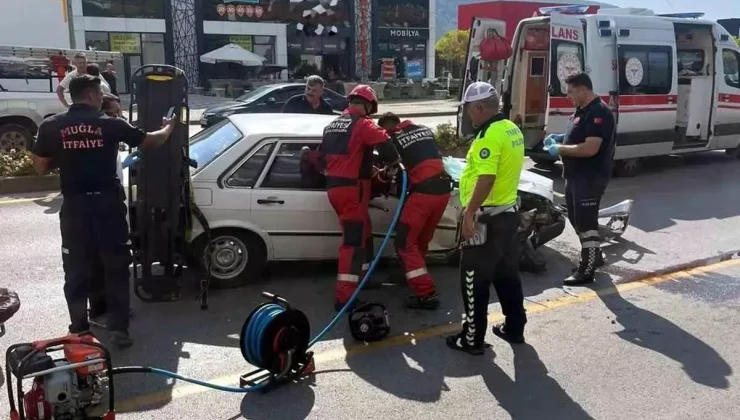 Muğla’da araç kazasında sıkışan sürücü itfaiye ekipleri tarafından kurtarıldı