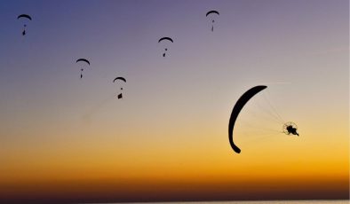 Ölüdeniz’de binlerce kişi paraşütle manzaranın tadını çıkarıyor 