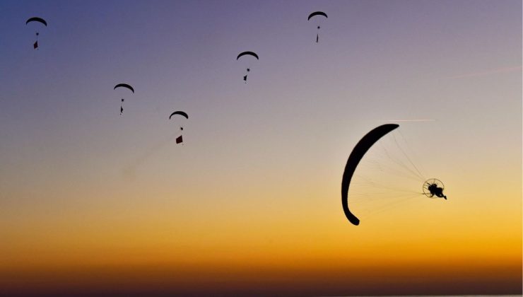 Ölüdeniz’de binlerce kişi paraşütle manzaranın tadını çıkarıyor 